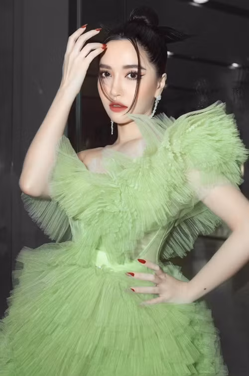 Bích Phương từng "cắm sừng" người yêu cũ. Cô kể sau khi thi Vietnam Idol một năm, cô chuyển lên Hà Nội sống và hẹn hò một chàng trai bằng tuổi.