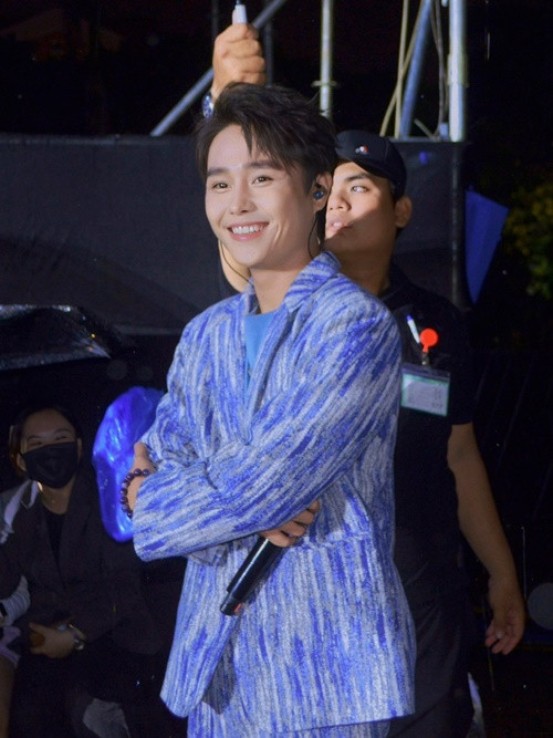 Thư ơi có những đoạn lạ: “Em là con virus, khiến anh phải vài lần lên cơn/Bệnh này không thuốc chữa, cách duy nhất là gần em hơn/Yêu em như là giảm béo, ăn thì ít mà nhớ thì nhiều/Nếu tương tư này như là mỡ, chắc thân hình anh đã phì nhiêu”.