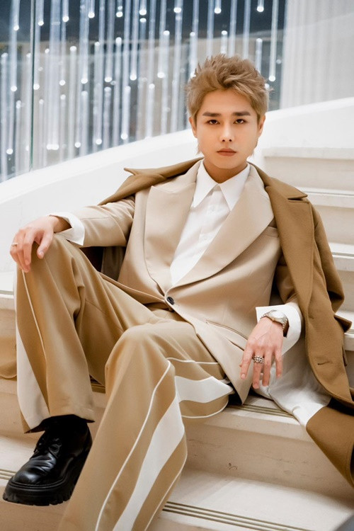 “Suốt mấy năm trước, tôi nghèo, đi xe yên thủng, không có đồng nào trong người. Thời ấy, các mối tình của tôi thường không kéo dài. Tôi cũng có nhiều mối tình đơn phương nhưng không dám tỏ tình vì sợ bị từ chối”, anh chia sẻ trên Tiền Phong.