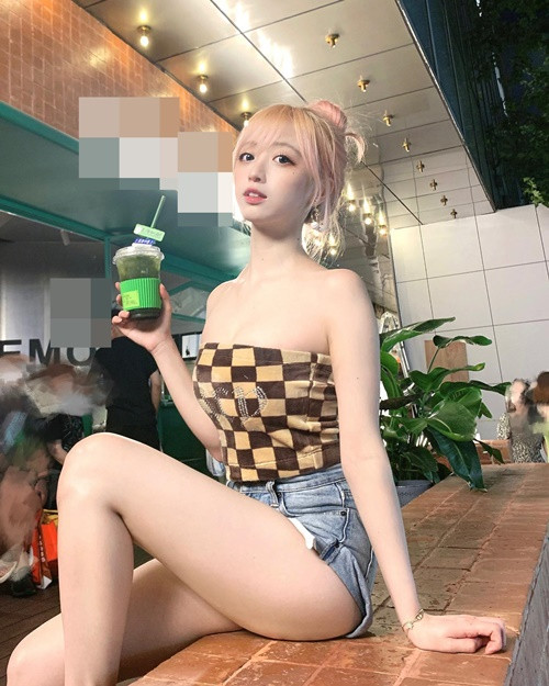 Yami mặc đồ ngắn cũn cỡn khi xuống phố.