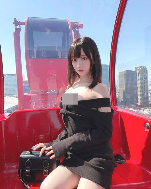 “Nữ thần truyện tranh” dễ thương nhưng không kém phần gợi cảm với váy ngắn trễ vai.