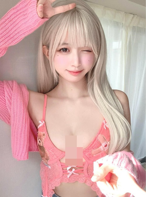 Đôi mắt to tròn, khuôn miệng đáng yêu của "nữ thần truyện tranh" khiến fan "điêu đứng".