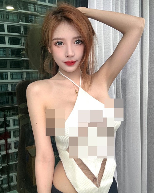 Hot girl người Malaysia mặc áo yếm xuyên thấu, không nội y khiến người đối diện đỏ mặt.