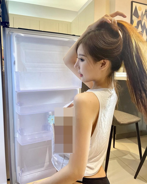 Josephine Lim là hot girl người Malaysia theo đuổi phong cách hở bạo.