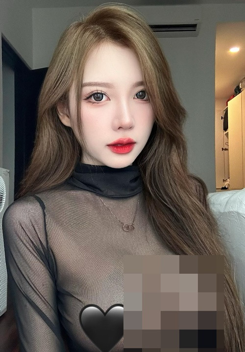 Hot girl xinh đẹp bị chỉ trích mặc quá hở hang khi đăng tải hình ảnh diện áo xuyên thấu, "thả rông" vòng một.