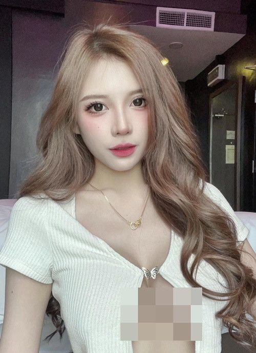 Gương mặt của cô nàng trông cuốn hút.