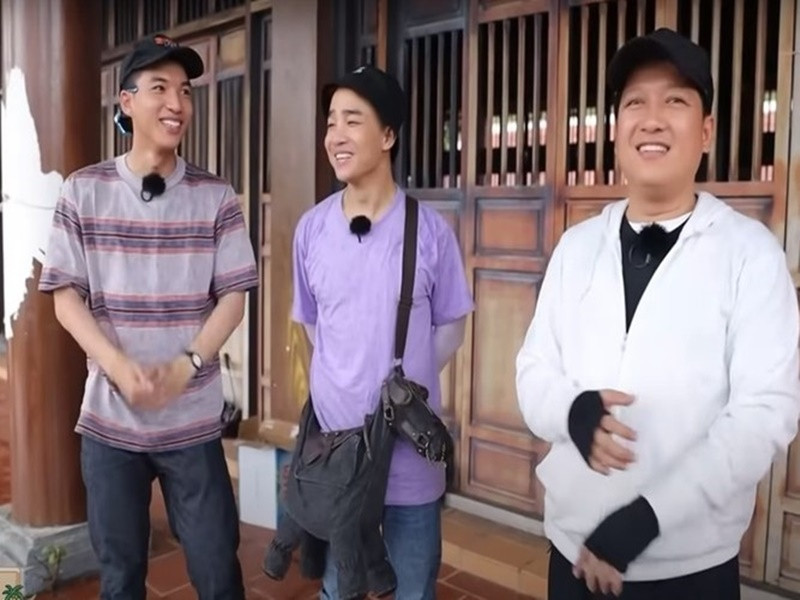 Không chỉ Trương Thế Vinh vướng ồn ào đùa quá trớn, Trường Giang cũng dính lùm xùm tương tự. Trong đoạn video ghi lại hậu trường chương trình 2 ngày 1 đêm, anh hỏi HIEUTHUHAI: “Nếu phải tồn tại trên Trái Đất này với một người phụ nữ. Em sẽ chọn ai để duy trì nòi giống”. Nhiều ý kiến cho rằng Trường Giang đùa cợt quá trớn, không tôn trọng các nhân viên nữ. Ảnh: Znews.