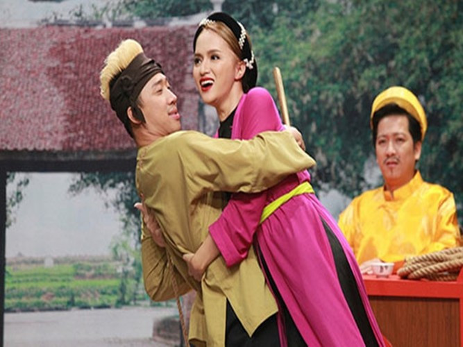 Trong chương trình Kỳ tài thách đấu, khi diễn tiểu phẩm, Trấn Thành buột miệng phát ngôn nhạy cảm rằng Hương Giang Idol chỉ "toàn mùi silicon". Hương Giang chia sẻ trên Gia Đình Việt Nam: "Người tôi toàn silicon thật mà, có gì đâu phải ngại. Tôi và anh Trấn Thành ngoài đời là những người bạn rất thân thiết. Tôi hiểu rằng đây chỉ là câu nói đùa bình thường của anh”. Ảnh: Gia Đình Việt Nam.