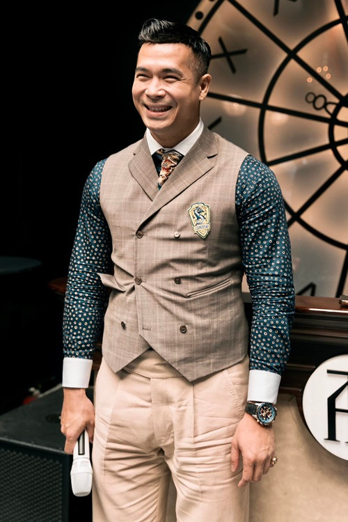 Trương Thế Vinh nói với Lan Ngọc: “Em biết tại sao người ta gọi em là bị loại khỏi nền giáo dục không?". Khi đồng nghiệp thắc mắc, nam diễn viên đưa ra một từ được cho là khiếm nhã khiến Lan Ngọc bất ngờ. Sau khi chương trình lên sóng, nhiều cư dân mạng cho rằng trò đùa của Trương Thế Vinh kém duyên. Ảnh: FBNV.