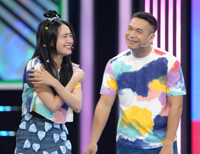 Mới đây, Trương Thế Vinh vướng ồn ào phát ngôn. Cụ thể, trong tập mới nhất của 7 nụ cười xuân, Minh Dự giới thiệu bản thân đang giảng dạy tại một trường đại học và hài hước nhận Ninh Dương Lan Ngọc là "người bị loại khỏi môi trường giáo dục" bởi cô không còn đi học. Sau đó, Minh Dự nói mong về đội của Trương Thế Vinh và Tiến Luật. Lan Ngọc vỗ vào vai của Trương Thế Vinh và nói: "Em nghĩ anh Vinh với anh Luật sẽ làm được gì?". Ảnh: Người Đưa Tin.