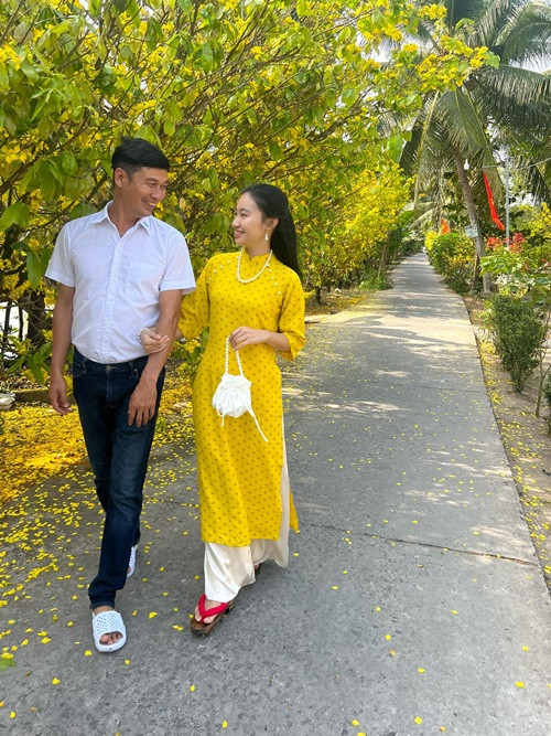 Vợ Tiết Cương đảm đang. Cô thường nấu ăn sáng cho chồng, ân cần hỏi han Tiết Cương sau ngày đi quay vất vả.