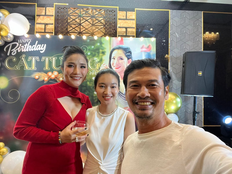 Vợ chồng Tiết Cương vẫn hạnh phúc bên nhau mặc những lời bàn tán của một bộ phận cư dân mạng.