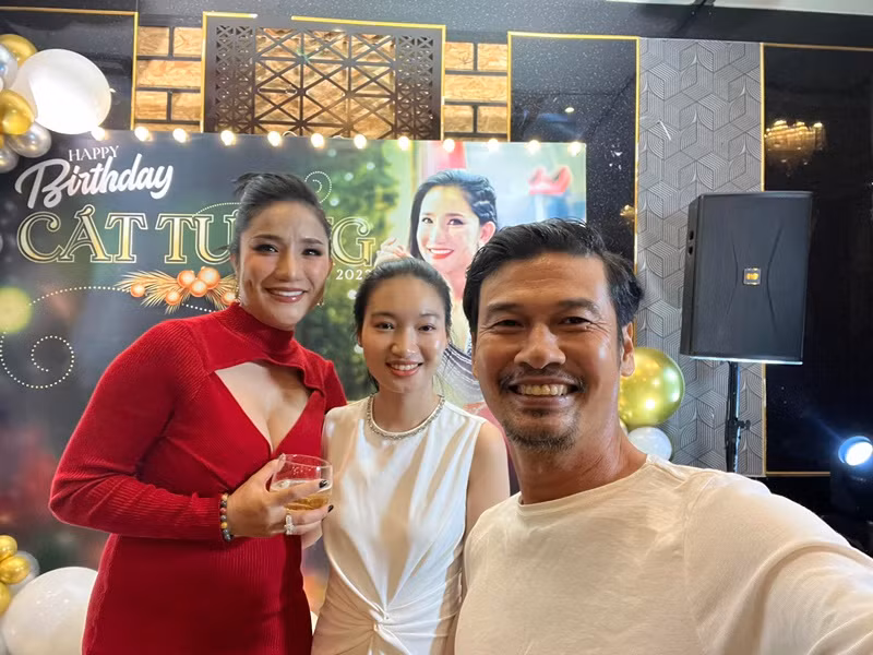 Vợ chồng Tiết Cương vẫn hạnh phúc bên nhau mặc những lời bàn tán của một bộ phận cư dân mạng.