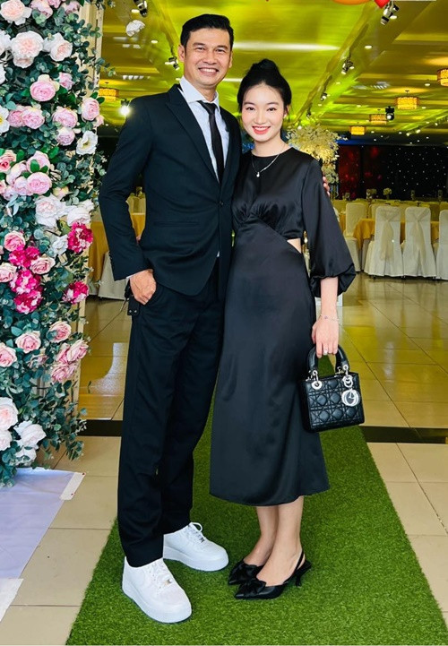 Ngọc Thưởng từng đáp trả trước bình luận ác ý về việc lấy chồng hơn 26 tuổi, là diễn viên. “Có rất nhiều bình luận nói là nhìn như hai cha con hay chú cháu. Trước khi gặp chồng tôi, tôi có tư tưởng là thà không lấy chồng, chứ lấy chồng thì phải lấy chồng lớn tuổi. Lấy chồng lớn tuổi rất yên tâm vì người ta chững chạc, trải nghiệm nhiều. Bản thân tôi lo xa lắm, phụ nữ còn sinh nở, mau già hơn so với đàn ông nên tôi muốn lấy chồng lớn tuổi để trừ hao, không sợ già hơn so với chồng", Ngọc Thưởng nói.