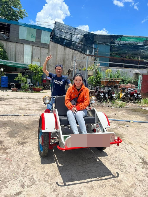 Tiết Cường thường xuyên đưa vợ về quê, đi du lịch.