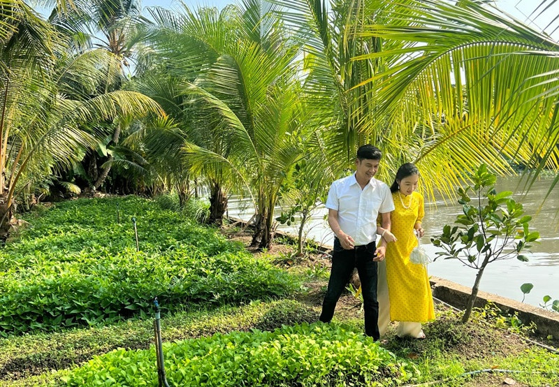 Ngọc Thưởng không ghen khi thấy chồng chụp ảnh thân thiết với các đồng nghiệp nữ.