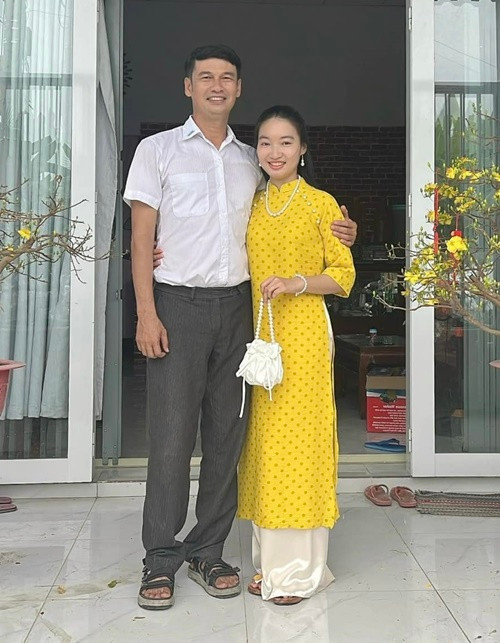 Tiết Cương chiều chuộng vợ trẻ. Anh sơn nhà màu tím vì sở thích của Ngọc Thưởng, tặng quà dịp kỷ niệm, sinh nhật.