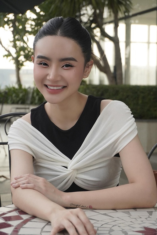 Em gái Angela Phương Trinh từng đóng phim Mùi ngò gai, Cậu bé ngoài hành tinh, Kính vạn hoa.