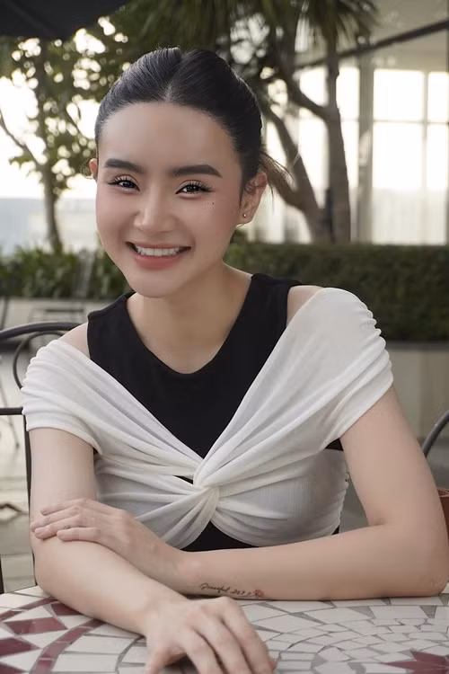 Em gái Angela Phương Trinh từng đóng phim Mùi ngò gai, Cậu bé ngoài hành tinh, Kính vạn hoa.