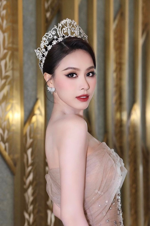 Thay vì thịt, nàng hậu ăn nhiều trái cây, ngũ cốc và bổ sung protein từ men dinh dưỡng, đậu phụ và các loại rau.