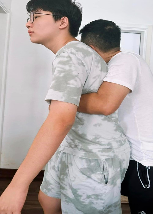 Sau nhiều đắn đo, Hoàng Bách quyết định sẽ không cùng vợ đưa con trai ra sân bay để hoàn thành trọn vẹn các công việc đã lên lịch. “Chúng ta đều có những cam kết và trách nhiệm riêng cho các hoạt động của bản thân mình, tiếng ting ting đầy đủ vào tài khoản để con lên đường quan trọng hơn, phải không con? Chúc con trai cùng các bạn trong đoàn lên đường mạnh khỏe, gặt hái nhiều trải nghiệm bổ ích. Hẹn gặp con sau hai tuần nữa, con trai nhé! Yêu và cầu chúc con bình an!”, Hoàng Bách chia sẻ. Ảnh: FBNV.