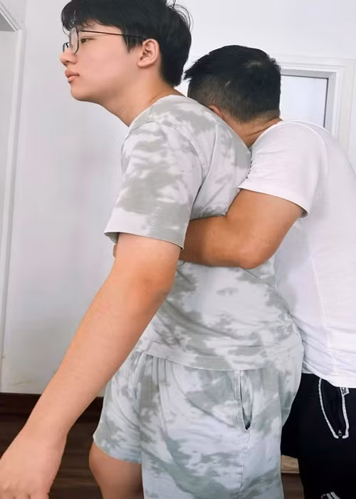 Sau nhiều đắn đo, Hoàng Bách quyết định sẽ không cùng vợ đưa con trai ra sân bay để hoàn thành trọn vẹn các công việc đã lên lịch. “Chúng ta đều có những cam kết và trách nhiệm riêng cho các hoạt động của bản thân mình, tiếng ting ting đầy đủ vào tài khoản để con lên đường quan trọng hơn, phải không con? Chúc con trai cùng các bạn trong đoàn lên đường mạnh khỏe, gặt hái nhiều trải nghiệm bổ ích. Hẹn gặp con sau hai tuần nữa, con trai nhé! Yêu và cầu chúc con bình an!”, Hoàng Bách chia sẻ. Ảnh: FBNV.