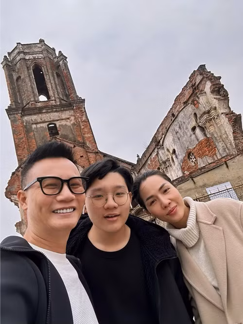 “Lần đầu tiên con ăn Tết xa nhà, lần đầu tiên sau 17 năm gia đình đón xuân vắng anh hai của Meomeo, Hippo. Dù con luôn là một thành viên trầm lặng, nhưng cảm xúc sẽ rất khác, sẽ nhiều phần trống vắng với tất cả chúng ta”, Hoàng Bách trải lòng. Ảnh: FBNV.