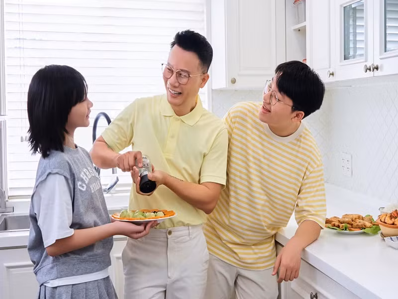 Năm 2022, con trai Hoàng Bách đã cao 1m75. Ảnh: FBNV.