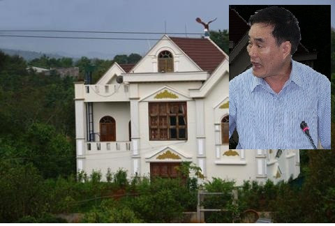 Khi được hỏi về khu biệt thự 2 tầng, nhà chòi, hồ bơi, hồ cá, nhà bếp... xây dựng trái phép trên thửa đất nông nghiệp rộng gần 1ha, ông Nguyễn Sỹ Kỷ - Phó Ban Nội chính tỉnh Đắk Lắk cho biết, công trình là tài sản cả đời của gia đình, vợ chồng ông phải lao động cật lực mới có: "Ngày tôi làm ở thanh tra tỉnh, tối lo chạy xe ôm thâu đêm. Vợ chồng còn phải nuôi gà, heo góp nhặt từng đồng".