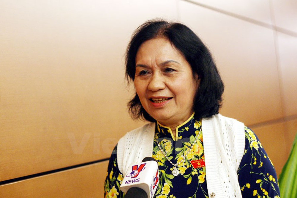 Nghe xong câu trả lời, đại biểu Nguyễn Thị Khá lập tức đáp: “Câu trả lời của bộ trưởng khiến tôi cảm thấy buồn. Phân bón kiểm định bằng miệng thì tôi xin hỏi bộ trưởng, vậy thuốc trừ sâu được kiểm định bằng gì?”