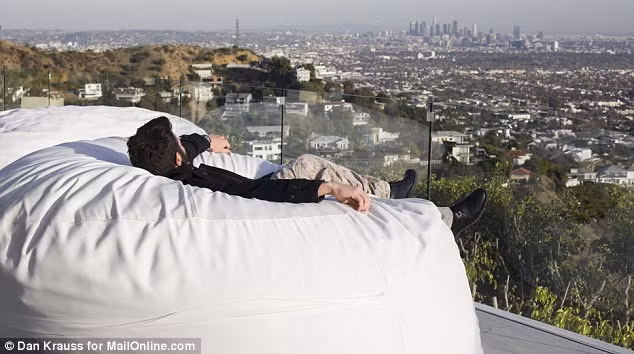 Biệt thự của Bilzerian nhìn ra đồi Hollywood ở Los Angeles.