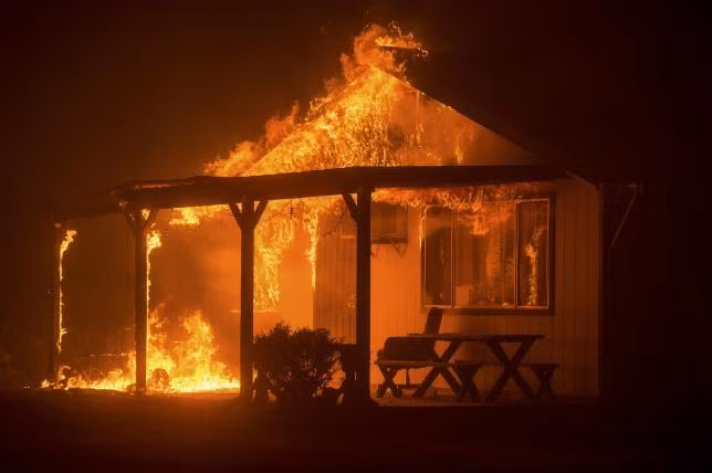 Các nhà chức trách đã sơ tán hàng nghìn người dân trong khu vực khi đám cháy Valley ngày càng lan rộng.