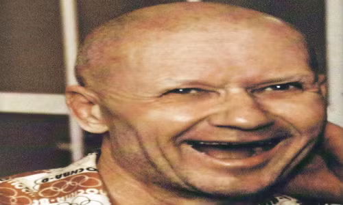 Một trong những sát thủ đáng sợ nhất đó chính là Andrei Chikatilo với “thú vui” giết người man rợ. Nạn nhân của Andrei thường là những tù nhân bỏ trốn. Andrei thường đợi ở gần điểm dừng xe buýt, sau đó, dụ các nạn nhân vào rừng để hiếp dâm và sát hại họ. Kinh dị hơn, đôi khi Andrei còn cắt các bộ phận sinh dục của nạn nhân để ăn. 9 năm sau, Andrei bị bắt giữ với cáo buộc giết hơn 50 người và bị kết án tử hình. Ngày 14/2/1994, Andrei bị xử tử.