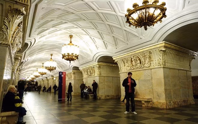 Nhà ga Prospekt Mira. Những bức tường bằng đá cẩm thạch phản chiếu ánh sáng, trần cao và những chiếc đèn chùm to lớn đã tạo nên không gian nguy nga như một cung điện hoàng gia. Lạc bước vào đây, nhiều du khách sẽ lầm tưởng đang dạo bước trong hành lang của viện bảo tàng.