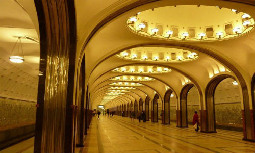 Nhà ga Mayakovskaya được coi là một trong những nhà ga đẹp nhất trong hệ thống ga ở Moscow bởi những chiếc cột san sát bằng thép không gỉ.