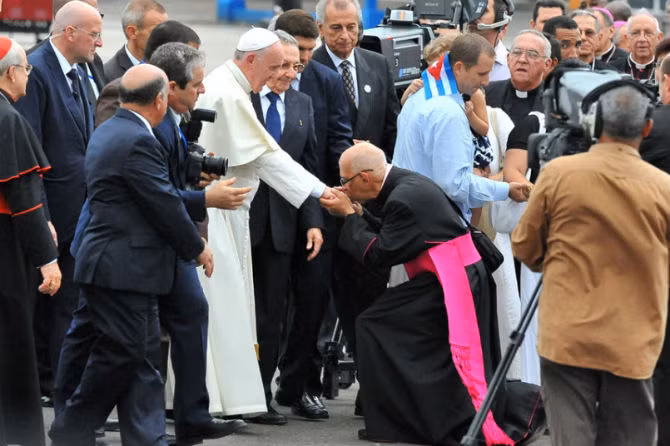 Một giám mục hôn lên tay Giáo hoàng Francis khi ông xuống sân bay quốc tế Jose Marti, La Habana.