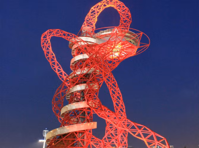 Đứng thứ hai trong danh sách là công trình Orbit Tower ở Stratford, London, Anh với kiến trúc uốn lượn hình con rắn.