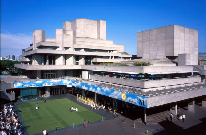 Nhà hát Royal National ở London, Anh, được xây dựng từ những năm 70 trông giống một bãi đỗ ôtô nhiều tầng hơn.