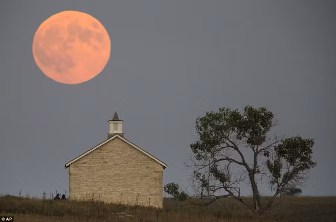 Siêu trăng trên bầu trời thành phố Strong, bang Kansas, Mỹ.