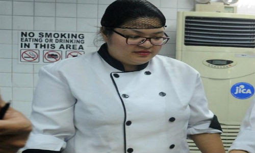 Evaristo học làm bánh mỳ kẹp tại một trường dạy nấu ăn ở Manila.