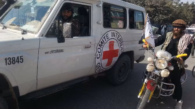 Một số chiến binh Taliban ngồi trong xe của Ủy ban Chữ thập đỏ quốc tế (ICRC) sau khi chiếm quyền kiểm soát thành phố Kunduz.
