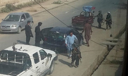 Chiến binh Taliban kiểm tra các phương tiện ở thành phố Kunduz ngày 29/9.