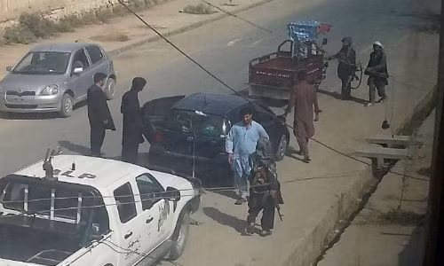 Chiến binh Taliban kiểm tra các phương tiện ở thành phố Kunduz ngày 29/9.