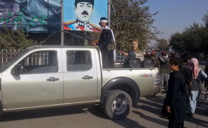 Ngày 29/9, các chiến đấu cơ Mỹ đã oanh kích vào thành phố Kunduz chiến lược vừa rơi vào tay phiến quân Taliban. Ảnh: Chiến binh Taliban đứng trên một chiếc xe ở thành phố Kunduz, phía bắc Kabul ngày 29/9.