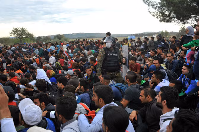 Hàng nghìn di dân và người tị nạn ngồi chờ để qua biên giới Hy Lạp – Macedonia gần thị trấn Idomeni ngày 7/9 để tiếp tục hành trình tới “miền đất hứa”.