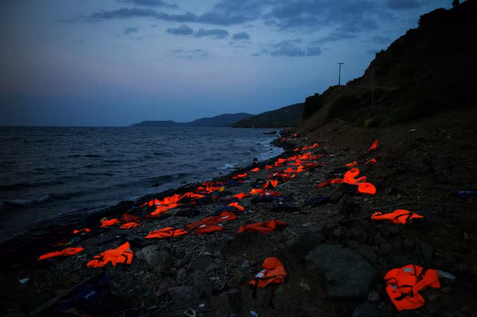 Người tị nạn bỏ lại áo phao cứu sinh sau khi lên đảo Lesbos, Hy Lạp ngày 8/9.