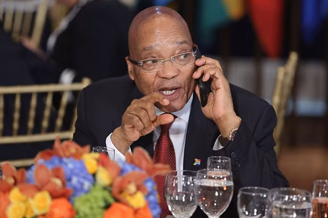 Tổng thống Nam Phi Jacob Zuma trả lời điện thoại khi đang dự tiệc.
