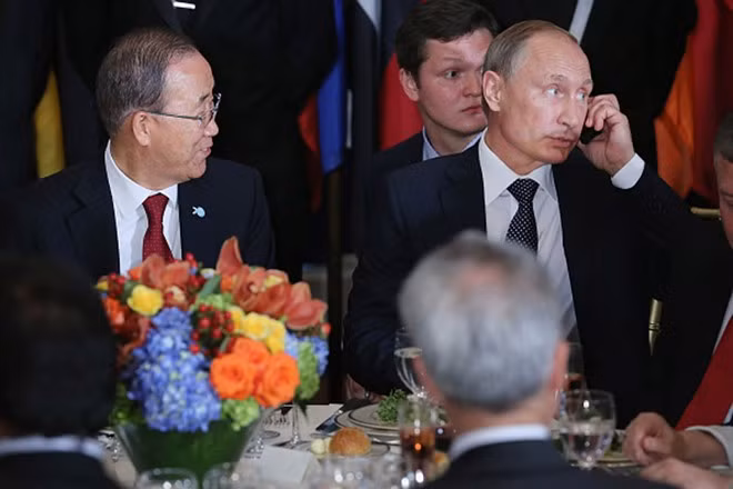 Hai lãnh đạo Mỹ - Nga có quan điểm trái ngược về Syria khi phát biểu tại Liên Hợp Quốc. Ông Obama gọi nhà lãnh đạo Syria Bashar al-Assad là "kẻ độc tài" trong khi ông Putin ca ngợi chính phủ của ông Assad đang là lực lượng chính chống lại tổ chức Nhà nước Hồi giáo tự xưng IS.