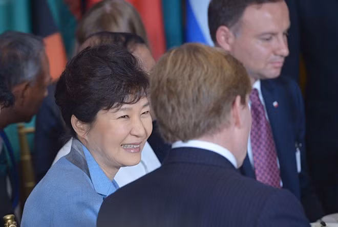 Tổng thống Hàn Quốc Park Geun Hye trên bàn tiệc. Các lãnh đạo đã vỗ tay khi Tổng thư ký Ban nói rằng: "Chỉ ở Liên Hợp Quốc mới có nhiều lãnh đạo đến từ các nền văn hóa, quan điểm khác nhau, ngồi chung bàn tiệc như hôm nay".