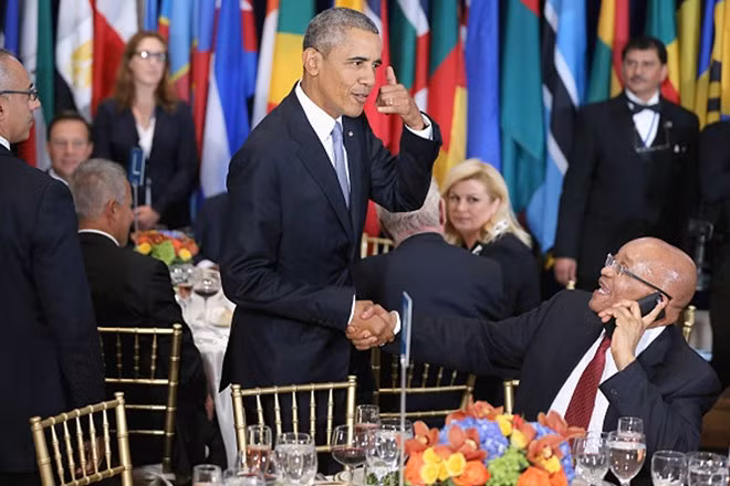 Ông Zuma vẫn bận rộn với chiếc điện thoại di động khi bắt tay Tổng thống Mỹ.